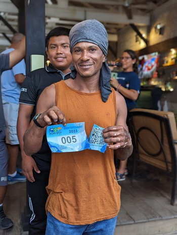Capitán Papito proudly holding his official Bocas Hope Spot Certificate as a certified Botero Consciente for marine conservation